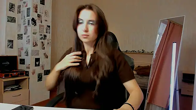 raviolly046 online show from October 10, 2025, 1:01 pm