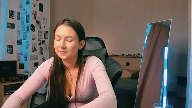 raviolly046 online show from October 14, 2025, 12:28 pm