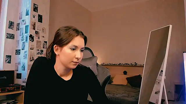 raviolly046 online show from October 3, 2025, 9:44 am