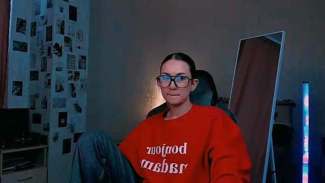 raviolly046 online show from October 1, 2025, 1:37 pm