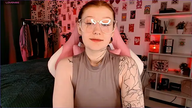 Ayla Hicks online show from October 12, 2025, 3:08 am