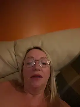 Snapshot of Littleangeleyes chatting on October 17, 2025, 10:44 pm Littleangeleyes online show from October 17, 2025, 10:44 pm