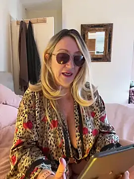 Snapshot of Littleangeleyes chatting on October 23, 2025, 1:43 pm Littleangeleyes online show from October 23, 2025, 1:43 pm