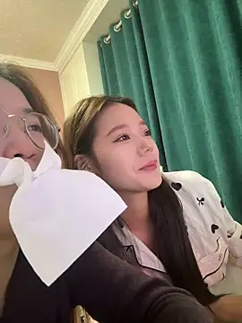 Snapshot of redrose520 chatting on February 5, 2026, 12:23 pm redrose520 online show from February 5, 2026, 12:23 pm