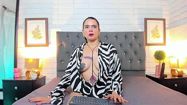 Snapshot of Samantha_Fiire chatting on October 6, 2025, 12:17 pm Samantha Fiire online show from October 6, 2025, 12:17 pm