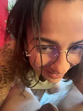 Snapshot of liz_and_thiago chatting on September 24, 2025, 8:15 pm liz and thiago online show from September 24, 2025, 8:15 pm