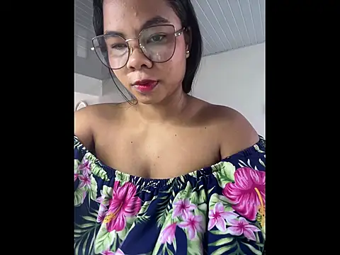 Snapshot of britanny-stone chatting on November 6, 2025, 2:10 pm britanny-stone online show from November 6, 2025, 2:10 pm