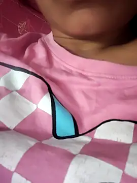 Snapshot of Queen-Bee143 chatting on February 19, 2026, 3:14 am Queen-Bee143 online show from February 19, 2026, 3:14 am