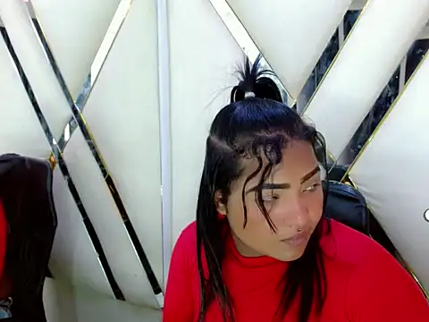 AuroraRoss online show from November 5, 2025, 7:17 pm