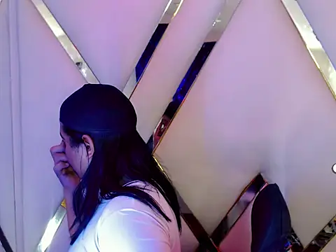 AuroraRoss online show from October 27, 2025, 6:09 pm