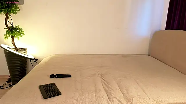 Snapshot of MilaYumi chatting on October 22, 2025, 6:46 am MilaYumi online show from October 22, 2025, 6:46 am