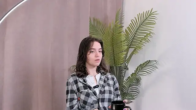TarahCayne online show from September 25, 2025, 11:49 am