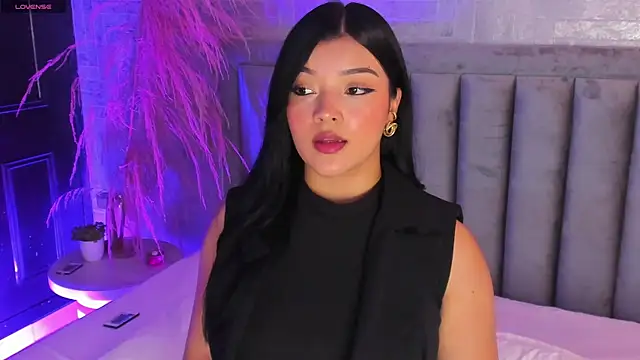 Snapshot of EmmaBlossom chatting on October 2, 2025, 7:17 pm EmmaBlossom online show from October 2, 2025, 7:17 pm