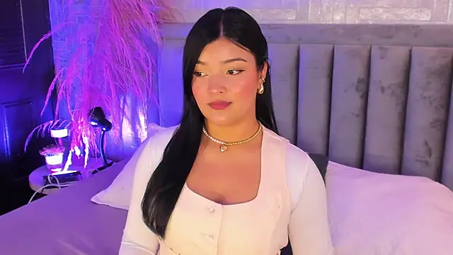 Snapshot of EmmaBlossom chatting on October 23, 2025, 7:34 pm EmmaBlossom online show from October 23, 2025, 7:34 pm