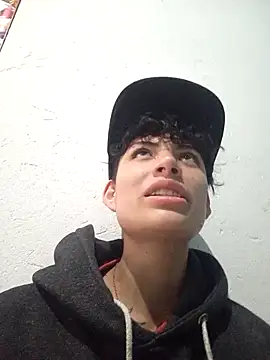 Snapshot of Owen_tomboy chatting on November 3, 2025, 8:34 pm Owen tomboy online show from November 3, 2025, 8:34 pm