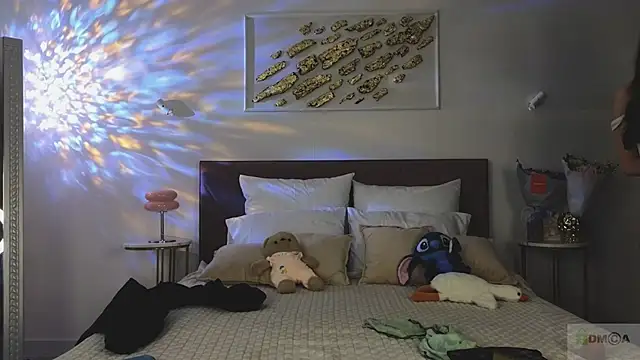 Nicole Broown  online show from November 21, 2025, 8:52 pm