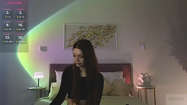 Nicole Broown  online show from October 15, 2025, 8:50 pm