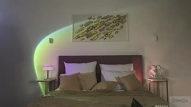 Nicole Broown  online show from October 26, 2025, 9:15 pm