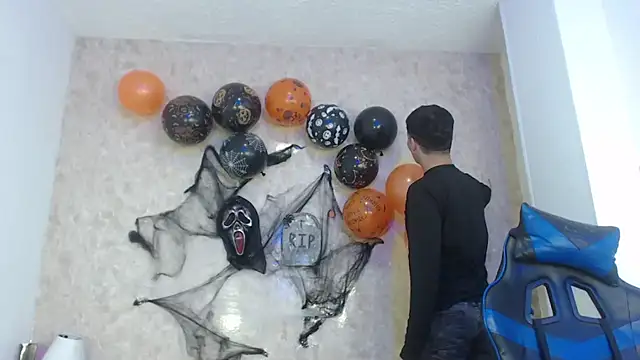 Snapshot of Aaron_Foxxx chatting on November 4, 2025, 12:42 pm Aaron Foxxx online show from November 4, 2025, 12:42 pm