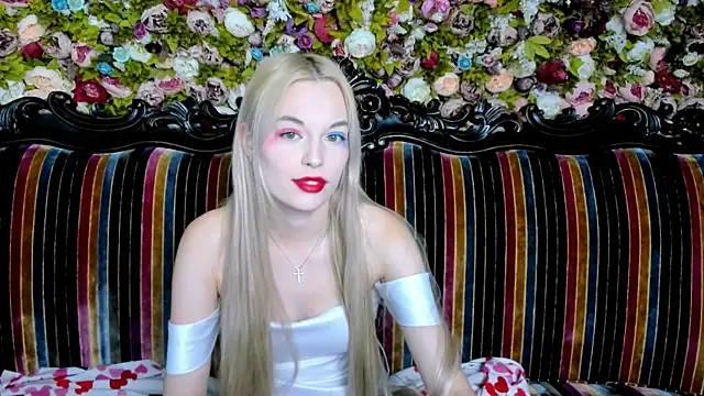 Snapshot of CallMeMargo chatting on October 1, 2025, 12:53 pm CallMeMargo online show from October 1, 2025, 12:53 pm