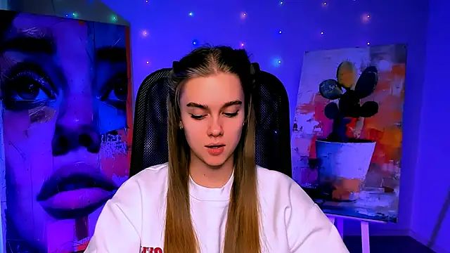 Snapshot of JuneWoods chatting on February 9, 2026, 12:14 pm JuneWoods online show from February 9, 2026, 12:14 pm