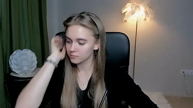 JuneWoods online show from October 3, 2025, 11:45 am