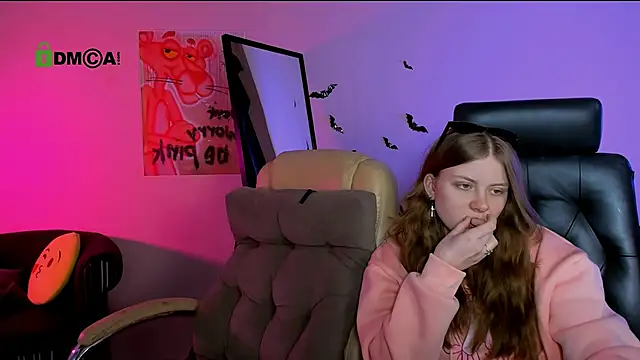 Snapshot of leslie_bird chatting on November 5, 2025, 12:30 pm leslie bird online show from November 5, 2025, 12:30 pm