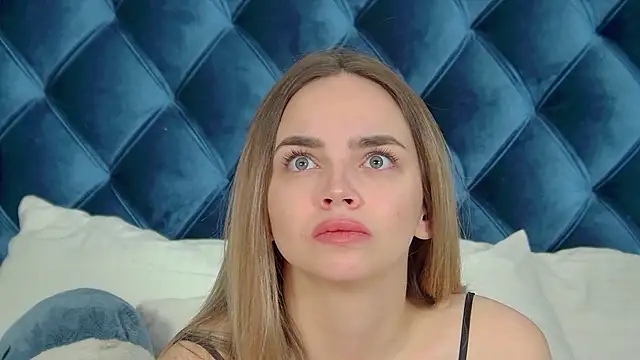 Snapshot of AnitaVenture chatting on November 5, 2025, 4:26 am AnitaVenture online show from November 5, 2025, 4:26 am