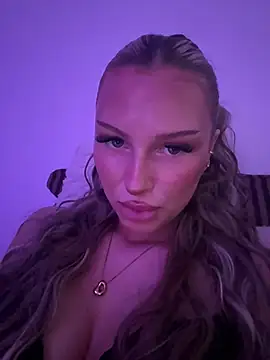 Snapshot of blondeeee chatting on July 3, 2026, 4:24 pm blondeeee online show from July 3, 2026, 4:24 pm