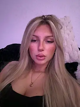 Snapshot of blondeeee chatting on April 21, 2026, 4:02 pm blondeeee online show from April 21, 2026, 4:02 pm