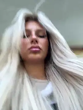 Snapshot of blondeeee chatting on April 28, 2026, 4:44 pm blondeeee online show from April 28, 2026, 4:44 pm
