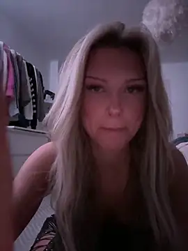 blondeeee online show from December 16, 2025, 5:28 pm