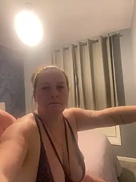 Snapshot of Curvey-Carman40X chatting on October 12, 2025, 12:01 am Curvey-Carman40X online show from October 12, 2025, 12:01 am