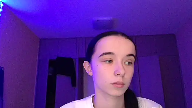 Emilia Light online show from November 21, 2025, 6:23 am