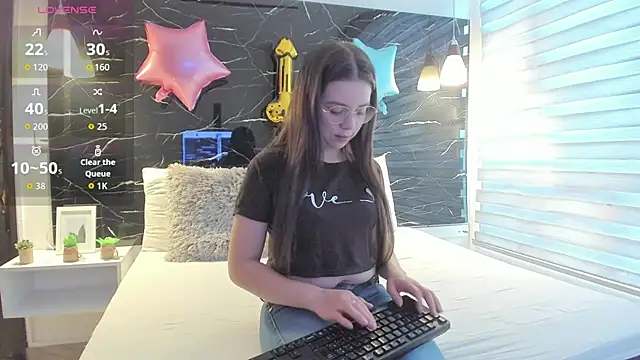 ZOE LE online show from December 2, 2025, 11:45 am