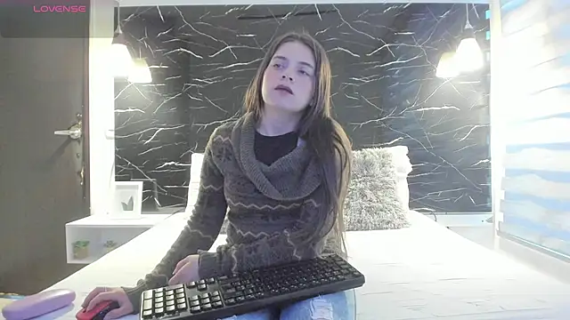 ZOE LE online show from February 12, 2026, 11:43 am