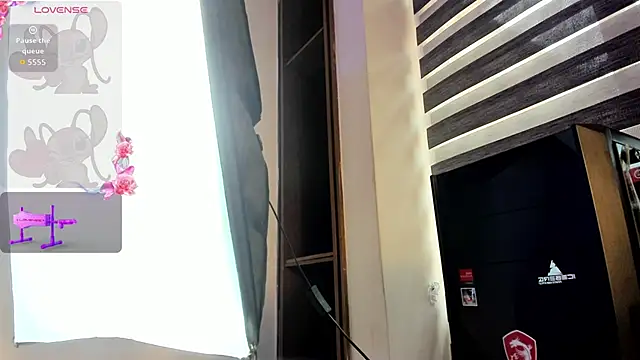 Caroline Millerr online show from November 24, 2025, 8:09 pm