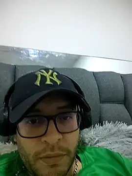 Alessandro4729 online show from September 25, 2025, 9:43 pm