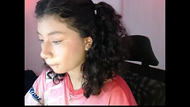 Snapshot of Ivonnybonn chatting on November 4, 2025, 6:17 am Ivonnybonn online show from November 4, 2025, 6:17 am