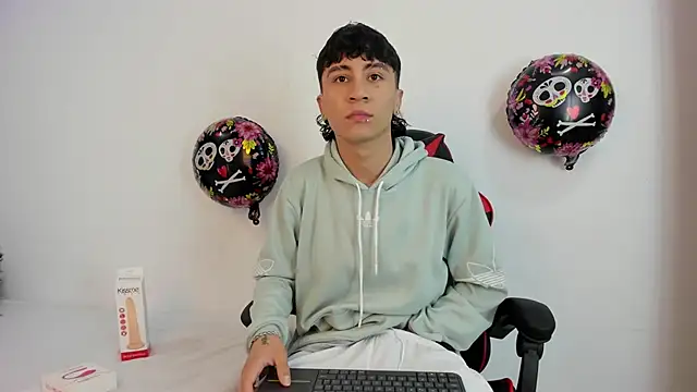 Snapshot of XaanderGrey chatting on October 12, 2025, 7:48 pm XaanderGrey online show from October 12, 2025, 7:48 pm