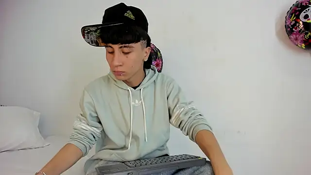 Snapshot of XaanderGrey chatting on October 9, 2025, 7:58 pm XaanderGrey online show from October 9, 2025, 7:58 pm