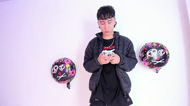 Snapshot of XaanderGrey chatting on October 8, 2025, 7:14 pm XaanderGrey online show from October 8, 2025, 7:14 pm