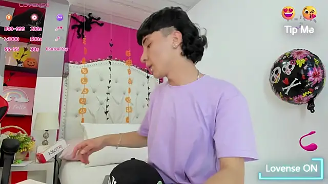 Snapshot of XaanderGrey chatting on October 19, 2025, 7:16 pm XaanderGrey online show from October 19, 2025, 7:16 pm