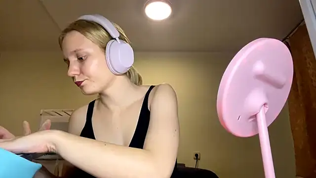 Snapshot of xX_Looola_Xx chatting on October 18, 2025, 5:26 pm xX Looola Xx online show from October 18, 2025, 5:26 pm