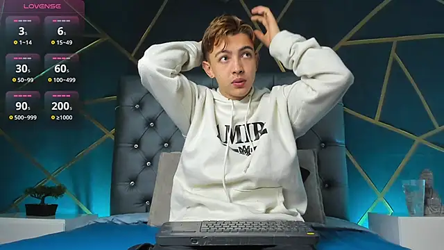 Lian Miller1  online show from November 20, 2025, 12:39 pm