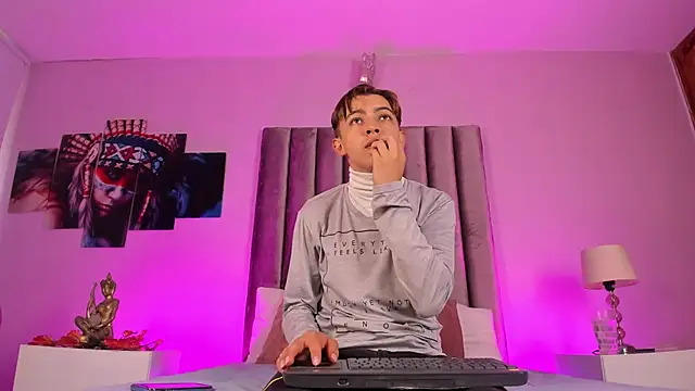 Lian Miller1  online show from April 5, 2026, 2:02 pm