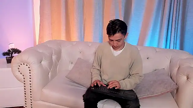 Snapshot of Lian_Miller1_ chatting on October 4, 2025, 12:28 pm Lian Miller1 online show from October 4, 2025, 12:28 pm