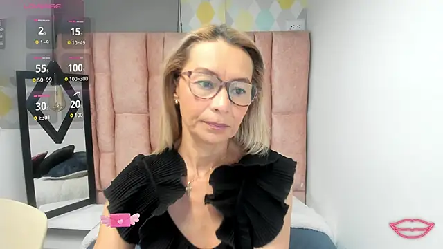Snapshot of Issa_Milf__ chatting on February 7, 2026, 11:40 am Issa Milf online show from February 7, 2026, 11:40 am