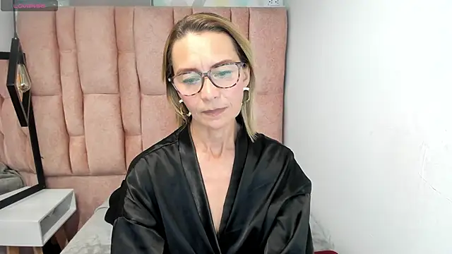 Issa Milf   online show from April 18, 2026, 7:58 pm