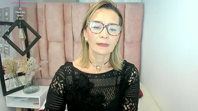 Issa Milf   online show from May 25, 2026, 1:32 pm